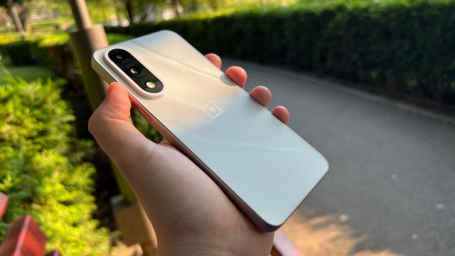 <b>OnePlus Nord 5: Bateria pierde din mAh față de predecesor, dar e mai eficientă, cu ore în plus</b>Trecem mai departe cu analiza lui OnePlus Nord 5 și ajungem la capitolul baterie unde la prima vedere am zice că suntem defavorizați față de publicul din India care primește telefonul cu baterie de 6800 mAh. Noi avem 5200 mAh 
