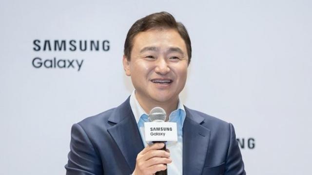 <b>Samsung confirmă dezvoltarea unui telefon triplu-pliabil; Galaxy G Fold ar putea sosi până la finalul acestui an</b>Samsung a confirmat oficial că lucrează intens la un smartphone cu ecran triplu-pliabil. Am văzut teasere de-a lungul timpului, dar acum avem vești proaspete chiar din partea lui Roh Tae-moon, șeful diviziei mobile a companiei. Acesta a oferit informații 