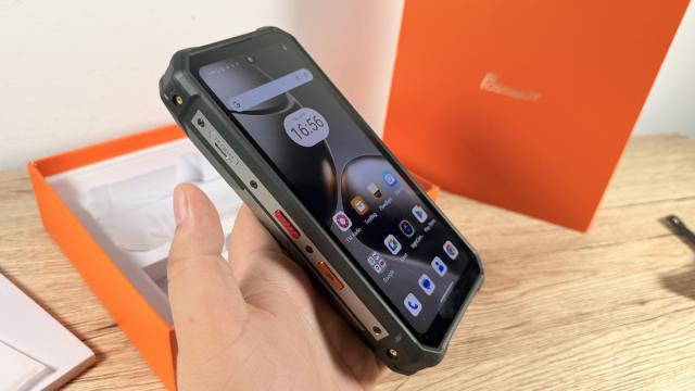 <b>FOSSiBOT F107 Pro Unboxing: Smartphone-ul de aproape un kilogram e aici, cu o baterie de 28.000 mAh, construcție robustă, chiar și lanternă LED integrată</b>De-a lungul timpului au sosit pe masa de teste Mobilissimo smartphone-uri și gadget-uri inedite. La un moment dat am avut un smartphone poșetă în teste, dar și modele robuste cu baterii mari și tot felul de funcții SF. Ei bine, smartphone-ul ajuns