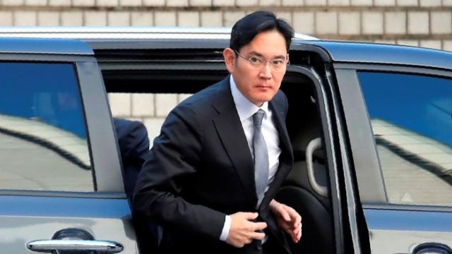 <b>Șeful Samsung, Lee Jae-yong, află joi dacă scapă definitiv de acuzațiile de fraudă; Curtea Supremă din Coreea de Sud îi decide soarta după aproape un deceniu de procese</b>După aproape un deceniu de procese, acuzații grave și blocaje în conducerea grupului, Lee Jae-yong, șeful Samsung, află joi dacă scapă definitiv de dosarul fuziunii dintre Samsung C&T și Cheil Industries. Curtea Supremă din Coreea de Sud va decide pe 18