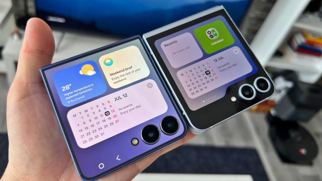 <b>Samsung Galaxy Z Flip7: Design mai compact, ecrane mai mari</b>Primul lucru pe care îl remarci la noul Samsung Galaxy Z Flip7 este ecranul extern. Acest "cover screen" acoperă acum toată partea exterioară a telefonului, cu muchii extrem de înguste, de doar 1.25 mm
