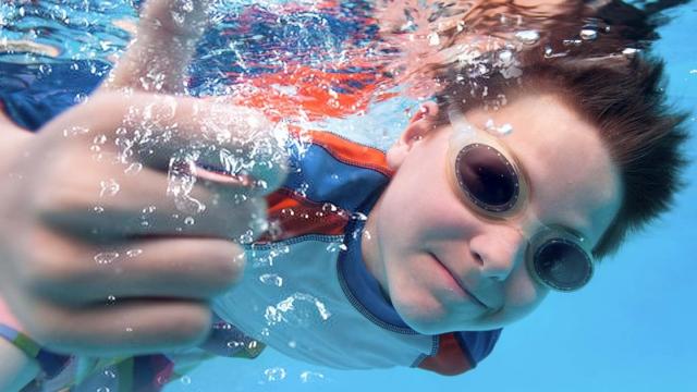 <b>E LUNI e AMAZON: Cameră de acțiune Surfola 4K 60FPS, rezistentă la apă până la 40 m, ecran dublu, WiFi și microfon wireless</b>Știi senzația aia când ești în vacanță, apa e cristalină, peisajul pare desprins dintr-un documentar BBC și ai vrea să captezi momentul perfect? Fix așa am dat peste Surfola Action Cam 4K 60FPS, o cameră care pare făcută pentru tura de snorkeling