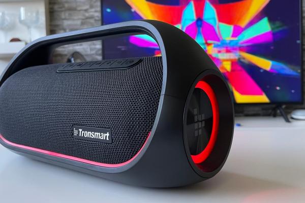 Prezentare Tronsmart Bang - boxa Bluetooth cu putere de 60W ideală pentru orice petrecere, inclusiv la piscină