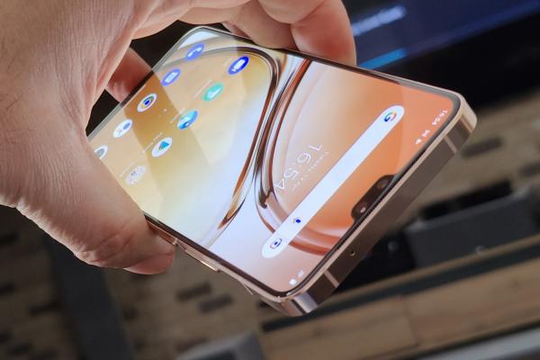 vivo V23 5G Unboxing: telefonul care îşi schimbă culoarea şi echipat cu două camere selfie de top e aici