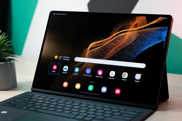 Samsung Galaxy Tab S8 Ultra 5G: Design masiv, mai OK de mânuit ca laptop decât ca tabletă