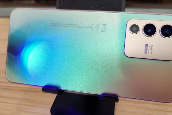 vivo V23 5G: Design de iPhone cu Android, cameleonic şi ergonomic