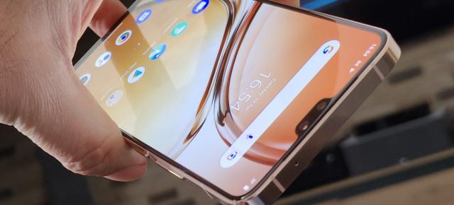 vivo V23 5G Unboxing: telefonul care îşi schimbă culoarea şi echipat cu două camere selfie de top e aici