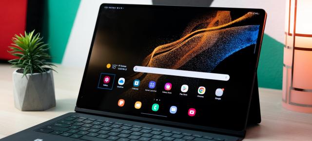 Samsung Galaxy Tab S8 Ultra 5G: Design masiv, mai OK de mânuit ca laptop decât ca tabletă