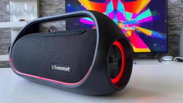 <b>Prezentare Tronsmart Bang - boxa Bluetooth cu putere de 60W ideală pentru orice petrecere, inclusiv la piscină</b>Dacă până acum obișnuiam să testez boxe portabile de dimensiuni reduse, acum a ajuns la mine accesoriul perfect pentru petreceri și anume Tronsmart Bang. Această boxă portabilă vine ca un pachet mare, în care sunt incluse o mulțime 