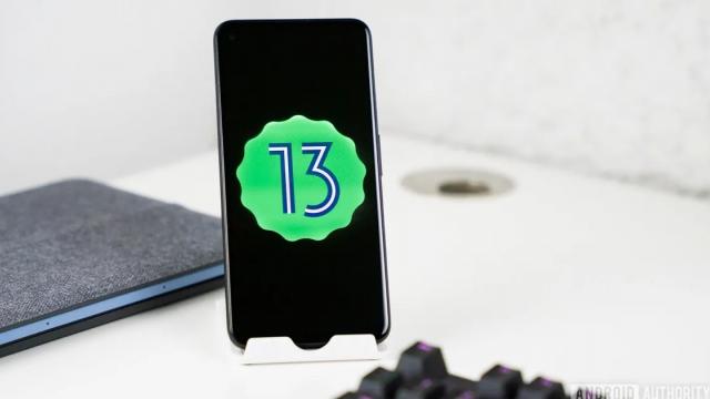 <b>Android 13 debutează oficial în variantă Public Beta; Noua versiune poate fi instalată pe telefoanele Google Pixel</b>Android 13 debuta în urmă cu câteva luni în varianta Developer Preview, existând chiar două build-uri în această fază inițială. Acum OS-ul ajunge în varianta Public Beta și e disponibil pentru utilizatorii de telefoane Google Pixel care vor să încerce 