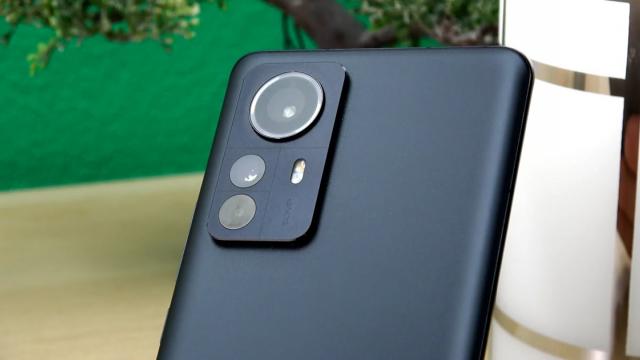 <b>Xiaomi 12 Pro: Camera constantă în performanţă, o claritate şi un colorit de invidiat</b>Xiaomi 12 Pro a adus o premieră în redacţia Mobilissimo.ro! 3 camere de 50 MP în spate, cea principală cu senzor Sony IMX707 şi celelalte două cu senzor Samsung JN1. Cea principală are stabilizare optică şi focalizare phase detection, iar cea telephoto