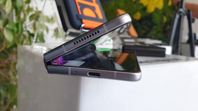 <b>Samsung va aduce noile pliabile Galaxy Z Fold4 și Z Flip4 la sume mai mici decât predecesorii; Scad costurile de producție</b>Pe măsură ce costurile de producție scad era de așteptat ca acest fapt să se reflecte și într-un preț mai mic pentru consumator, ceea ce s-a și întâmplat odată cu pliabilele Galaxy Z Fold3 și Galaxy Z Flip3. Astăzi aflăm că și viitoarele modele 