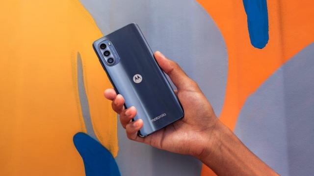 <b>Preț și disponibilitate Motorola Moto G52 în România</b>Pe final de lună aprilie 2022 îi spunem bun venit pe plan local și lui Motorola Moto G52, un smartphone de buget interesant prin prisma dotărilor livrate în raport cu prețul. La ce sume se vinde în România și alte detalii importante de știut înainte de