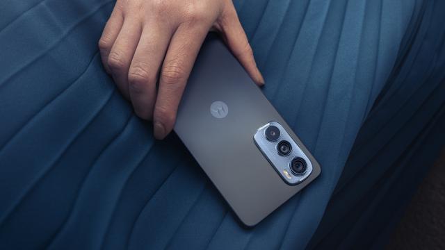 <b>Preț și disponibilitate Motorola Edge 30 în România</b>De la anunțul lui Motorola Edge 30 a trecut mai puțin de o săptămână și iată că deja avem primele listări locale ale noului smartphone, inclusiv din partea magazinului oficial Moto din România. Asta înseamnă că punem la cale și articolul dedicat 