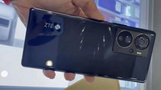 <b>ZTE Axon 40 Pro apare în fotografii hands on, având o cameră foto în stil Huawei</b>ZTE va ţine săptămâna viitoare un eveniment, în cadrul căruia sunt aşteptate să debuteze cel puţin 3 telefoane din seria Axon 40. Evenimentul are loc pe 9 mai şi până acum am văzut scăpări pentru Axon 40 Ultra şi Axon 40 Pro. Acesta din urmă