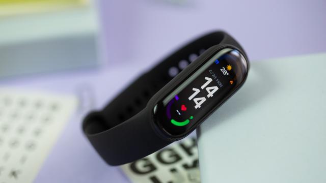 <b>Xiaomi Band 7 ar putea sosi în această  lună, cu GPS și autonomie dublă faţă de Mi Band 6</b>Xiaomi este una dintre cele mai bine cotate companii în zona purtabilelor şi îşi întăreşte poziţia odată cu o nouă brăţara de fitness. E vorba despre Xiaomi Band 7, care ar putea debuta chiar în această lună, cu autonomie dublă faţă de Mi Band 6