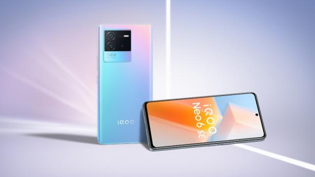 <b>iQOO Neo6 SE sosește cu ecran 120Hz AMOLED și procesor Snapdragon 870, la doar 283 euro</b>Așa cum era programat, finalul de săptămână ne aduce și lansarea lui iQOO Neo6 SE, un nou telefon de nivel high mid-range care pune la bătaie procesorul Snapdragon 870 și asta într-un pachet tentant ca preț. A debutat în China 