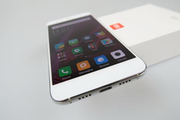 Xiaomi Mi 6 Unboxing: probabil cel mai mic flagship din 2017, şi cel mai precoce e scos din cutie (Video)