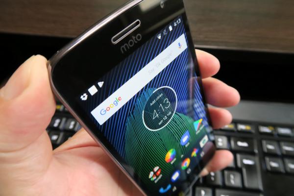 Motorola Moto G5 Plus: Design similar cu G5, lat dar comod