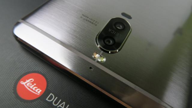 <b>Huawei Mate 9 PRO: Camera Leica înaintea vremii sale, întrece flagship-uri actuale</b>Huawei Mate 9 a fost un telefon cu o cameră duala de calitate şi ca atare ne aşteptam la un comportament similar şi de la Mate 9 Pro, doar au aceiaşi senzori la urma urmei, cu tehnologie Leica. Ar trebui să fie un mic upgrade, de 20% să zicem faţă de..