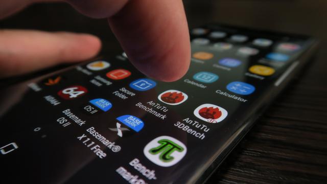 <b>Samsung Galaxy Note 8: Benchmark-uri de podium, deşi uneori sub Galaxy S8</b>Samsung Galaxy Note 8 se prezintă cu acelaşi procesor ca şi Galaxy S8 şi anume un Snapdragon 835 sau un Exynos 8895, chipset bazat pe procesul de 10 nm. Plusează totuşi cu 6 GB RAM LPDDR4 şi vine cu 64, 128 sau 256 GB stocare. Evident nu are pic de lag..