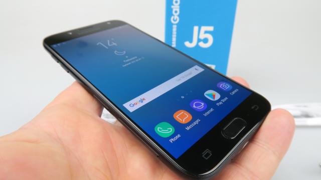 <b>Samsung Galaxy J5 (2017) Unboxing: următorul nivel de low midrange face şi Galaxy A să pălească puţin (Video)</b>Unul dintre cele mai solicitate telefoane la review în fiecare Mobicast al nostru este de departe Samsung Galaxy J5 (2017) şi în general cam orice telefon Galaxy J. Ca atare, dorinţa voastră e comanda noastră, aşa că am pus mâna pe un J5 (2017).