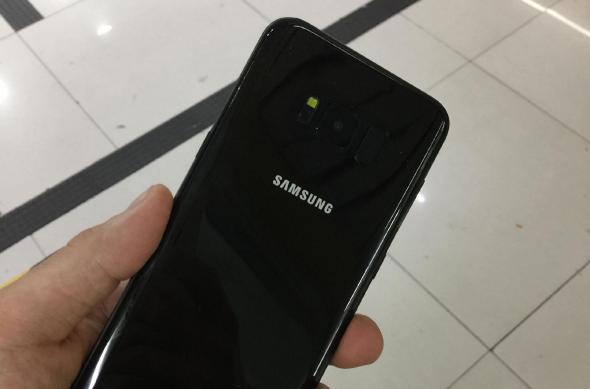 Fotografii cu Samsung Galaxy S8 pe negru lucios: 69ffdc0dgy1fdop93vu93j21kw1kw4qr.jpg