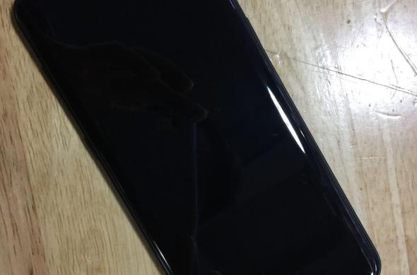 Fotografii cu Samsung Galaxy S8 pe negru lucios: 69ffdc0dgy1fdop95m9g2j21a01pcu0y.jpg