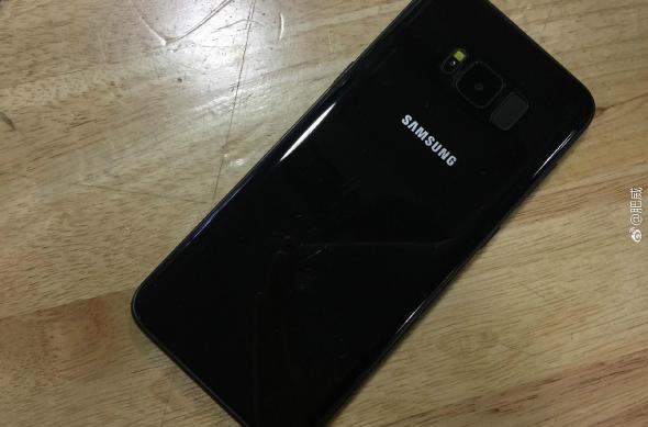 Fotografii cu Samsung Galaxy S8 pe negru lucios: 69ffdc0dgy1fdopacbo0kj21kw16odum.jpg