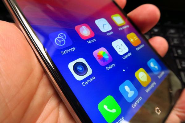 iHunt One Love: OS şi UI "flower power", amintind puţin de iOS