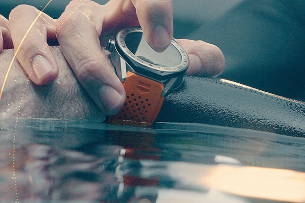 TAG Heuer Connected Modular 45 este un smartwatch ce poate fi customizat în fel și chip; rulează Android Wear 2.0 și costă de la 1.650 dolari în sus