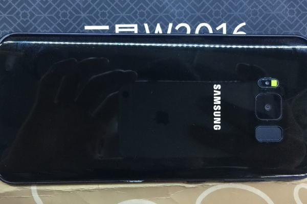 Samsung Galaxy S8 apare într-o nuanţă leită Jet Black, de care suntem siguri că Apple nu va fi mulţumită