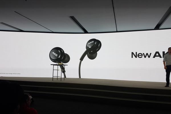 Căştile AKG ale lui Samsung Galaxy S8 îşi fac apariţia în imagini proaspete hands on