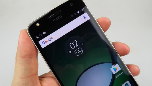 <b>Motorola Moto Z Play Review</b>După Motorola Moto M şi Moto Z, e momentul să aruncăm o privire asupra lui Motorola Moto Z Play, un soi de varianta lite a lui Moto Z, dar care plusează la capitolul baterie. Alternativa upper midrange la Moto Z, acest telefon a sosit în România la..