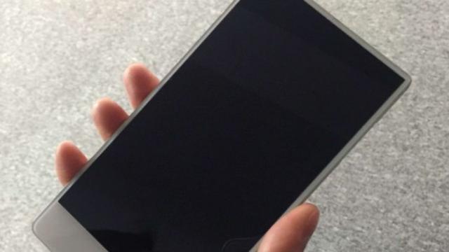 <b>Compania chineză UMIDIGI lucrează la un telefon cu ecran în stil Xiaomi Mi MIX, dar şi cu cameră duală în spate; Se numeşte C Note</b>Xiaomi Mi MIX a inspirat multe companii să abordeze acelaşi design, cu un screen to body ratio uriaş şi lista se măreşte astăzi cu numele UMIDIGI. Acest producător chinez ar avea un rival pentru Mi MIX în pregătire şi avem şi primele imagini mai jos.