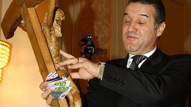 <b>Telefonul ideal pentru Gigi: terminal Ortodox de 25.000 de dolari cu binecuvântare la pachet și mult aur</b>Puteţi uita de telefoanele de lux acoperite cu aur şi safire. Noua "fiță" este telefonul binecuvântat, care nu are Internet, dar are +1 la mână ca să zicem aşa. Costă 25.000 de dolari şi aflaţi mai jos ce e aşa special la el.
