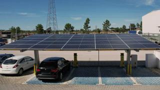 Parcările fotovoltaice revin în discuție; Încărcarea mașinilor electrice le poate face mai utile