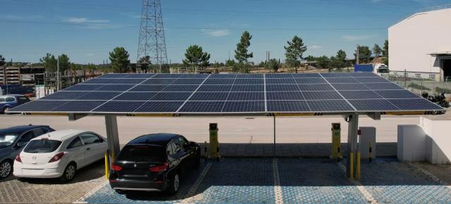 Parcările fotovoltaice revin în discuție; Încărcarea mașinilor electrice le poate face mai utile