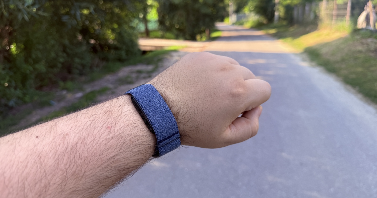 Prezentare Garmin CIRQA: Brățara fără ecran care îți monitorizează corpul, fără să-ți ocupe atenția