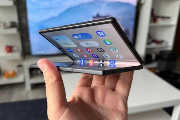 iFixit desface Samsung Galaxy Z Fold8: doar 4/10 la reparabilitate, cu probleme la praf și ecranul pliabil (video)