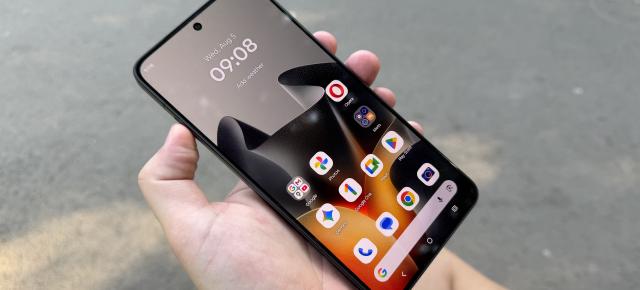 Motorola edge 70 Max: Software destul de simplu, buton AI dar nu atât AI pe device, suport software modest