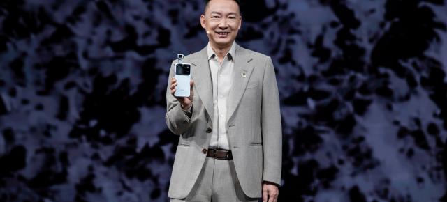 HONOR Robot Phone este oficial: camera de 200 MP iese pe un gimbal robotic, iar Alex l-a testat deja în China