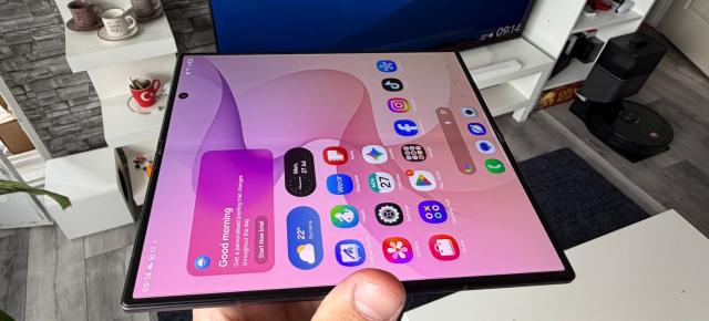 Samsung repornește o fabrică OLED pusă pe pauză în 2021 - piața OLED pentru pliabile s-ar putea dubla până în 2030