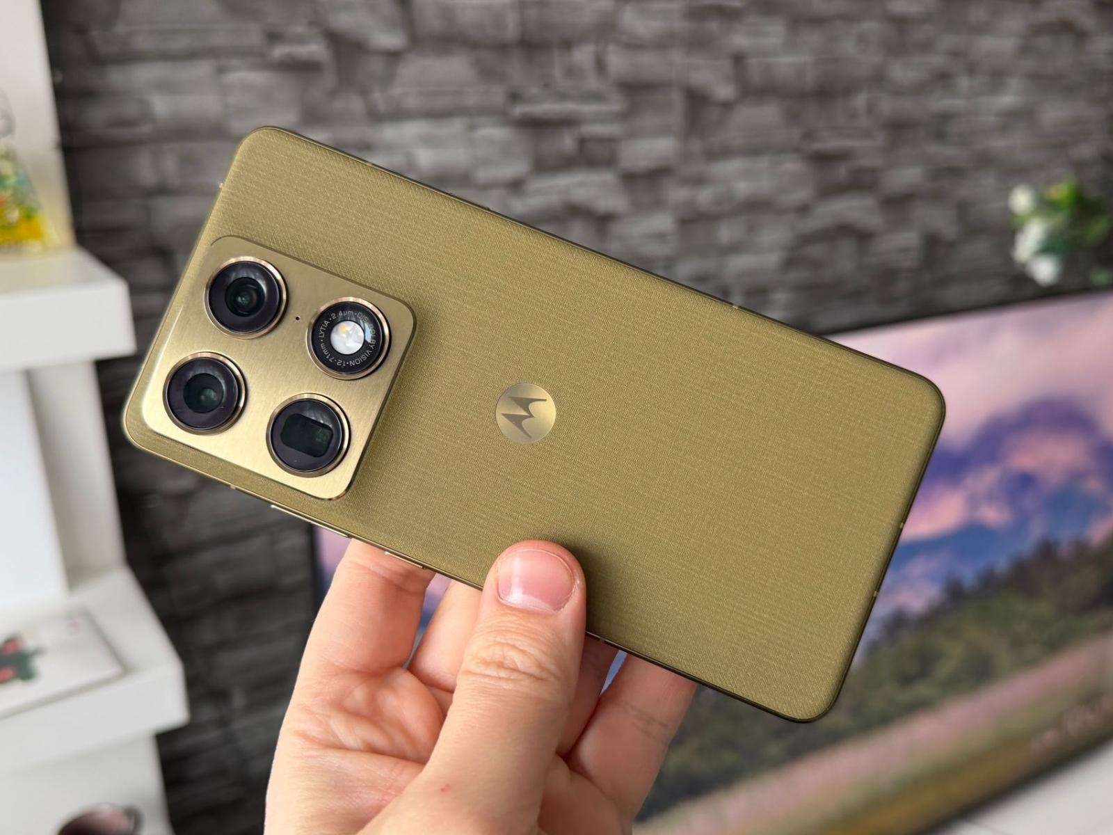 Motorola Signature începe să primească Android 17; Promisiunea celor 7 ani intră în primul test