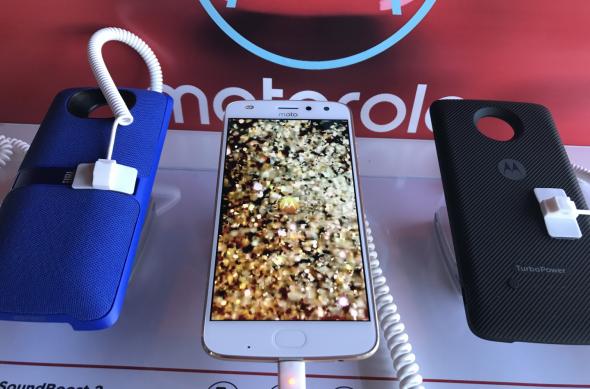 Motorola Mod: JBL SoundBoost 2: Lansare-Motorola-Moto-Z2-Play-in-Romania_002.jpg