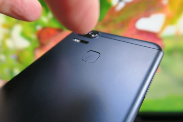 ASUS ZenFone Zoom S: Design metalic incredibil de subţire pentru ce hardware primim