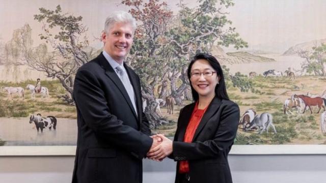 <b>Google și HTC ajung la un acord! Taiwanezii primesc 1.1 miliarde de dolari pentru transferul angajaților ce s-au ocupat de producția seriei Pixel</b>Exact cum era de așteptat, astăzi HTC și Google au ajuns la un numitor comun și au anunțat parteneriatul proaspăt încheiat. Nu este vorba despre vânzarea întregului departament smartphone, ci doar a angajaților care s-au ocupat de dezvoltarea 