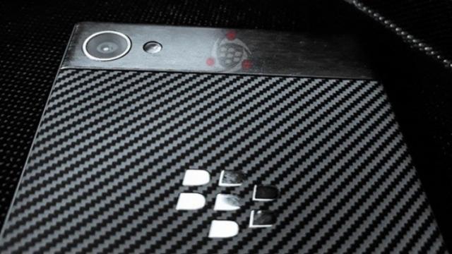 <b>Primele imagini cu BlackBerry Krypton sosesc online; dezvăluie un look similar lui BB KeyOne privit din spate</b>Privim astăzi și asupra primelor fotografii cu BlackBerry KeyOne, un terminal despre care am aflat prima dată chiar la sfârșitul lunii trecute. A urmat ulterior certificarea oferită de către FCC, iar acum avem ocazia să vedem cum se prezintă acest 