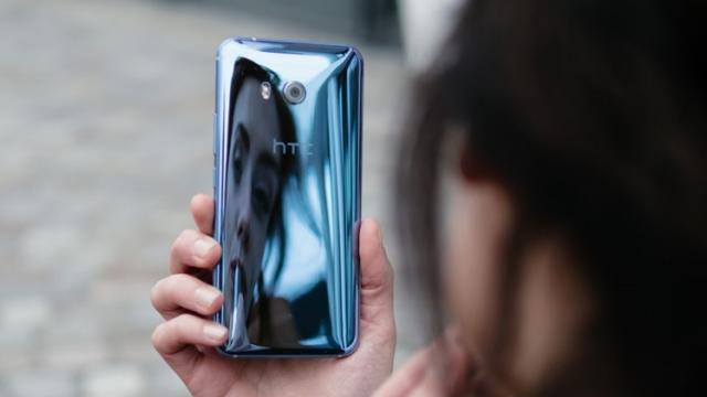 <b>Următorul flagship HTC s-ar putea numi U11 Plus; primele zvonuri vorbesc despre un display 18:9 și procesor SD835</b>Cum HTC nu va renunța la divizia sa business așa cum se preconiza inițial, iată că apar și vești despre viitorul flagship al companiei taiwaneze. Moment acest smartphone este cunoscut sub numele de cod HTC Ocean Master și grație celor de la 