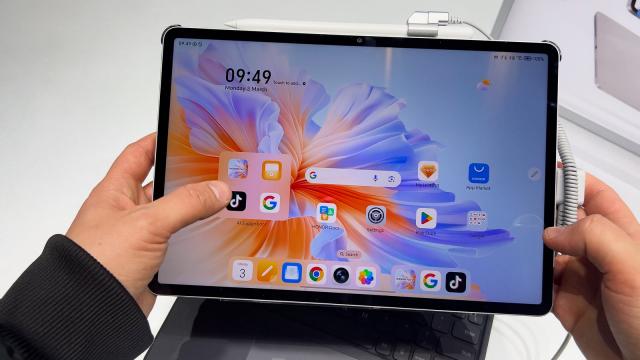 <b>HONOR Pad V9 lansată oficial în afara Chinei; Preț, specificații și primele impresii</b>Honor a adus la MWC 2025 noua sa tabletă de top, Honor Pad V9, disponibilă acum la nivel global după debutul în China din decembrie 2024. Dispozitivul impresionează printr-un ecran IPS LCD de 11,5 inch, cu rezoluție 2800 x 1840 pixeli, rată de refresh ..